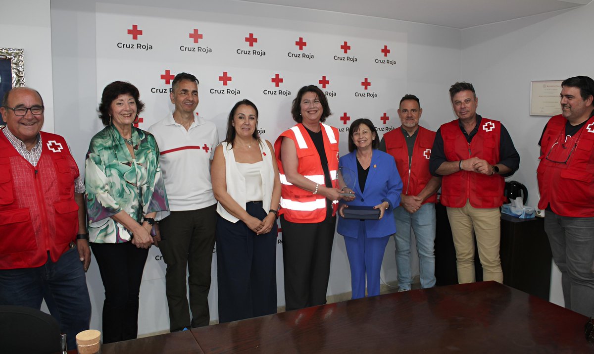 comhuelva's tweet photo. @comhuelva  reconoce la labor de @CruzRojaHuelva tras el accidente de Adamuz.

Gracias a su presidenta Patricia Mauri y a todo el equipo por su entrega, humanidad y apoyo a las víctimas y sus familias. ❤️ Nuestra presidenta @MRamblado hizo entrega de la placa conmemorativa. https://t.co/MGl5qNTxHZ