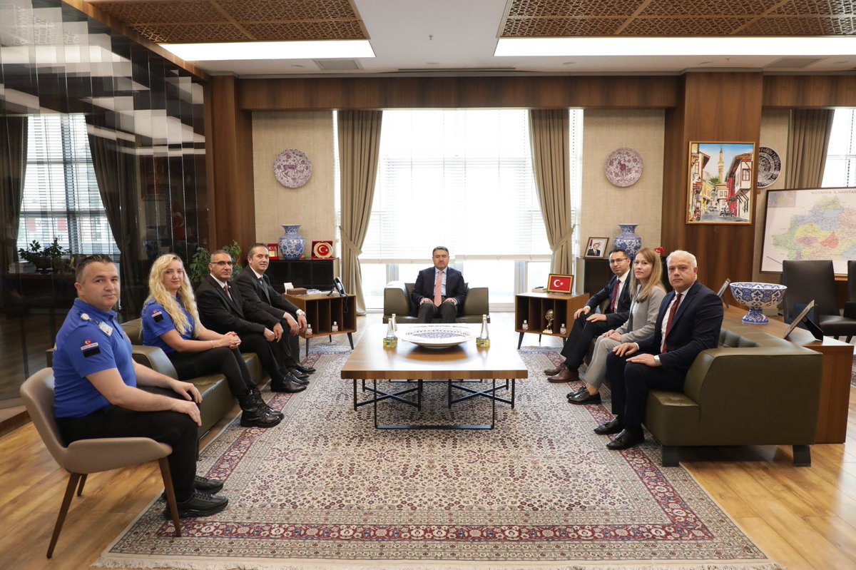 KutahyaValiligi's tweet photo. Valimiz Sayın Musa Işın, Ceza İnfaz Personeli Günü dolayısıyla Cumhuriyet Savcısı Sayın Mustafa Özyürek, Kütahya T Tipi Cezaevi Müdürü Sayın Mehmet Ali Çekici, Denetimli Serbestlik Müdürü Sayın Nihat Yayla ve Kütahya Ceza İnfaz Kurumları personelini makamında kabul etti. https://t.co/lLcpkwep3N