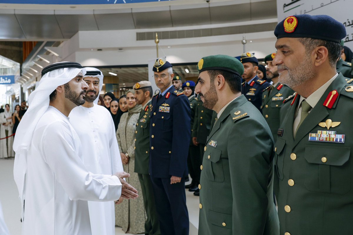 HamdanMohammed's tweet photo. شهدت حفل تخريج 50 منتسباً من وزارة الدفاع من البرنامجين التنفيذيين "قيادات المستقبل" و"تمكين القيادات الشابة"، وتم تنفيذهما بالشراكة مع كلية محمد بن راشد للإدارة الحكومية ... نعتز بهذه المبادرات والبرامج المعرفية التي تسهم في إعداد الكوادر الوطنية وتمكين القيادات الشابة لمواصلة مسيرة التميز والريادة الإماراتية.