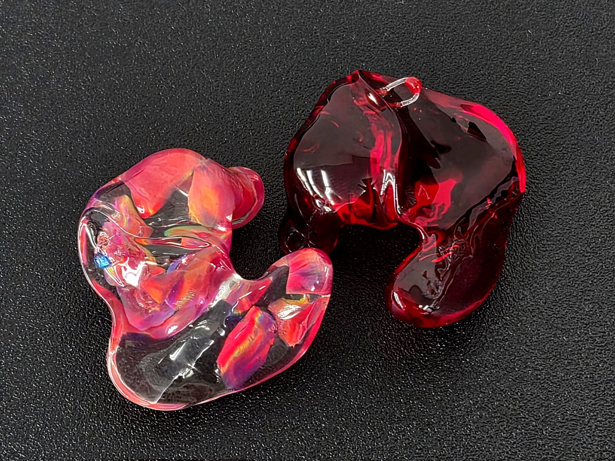 e_earphone_LAB's tweet photo. ＼＼\\🍓オシャレな耳栓🍎//／／

お客様よりオーダーいただいた
オーダーメイド耳栓『Lazurite100』✨

R：Standard Red
L：Camellia Opal Inclusion

違う赤の組み合わせ〜🍒🍒
とってもカワイイ！ https://t.co/MTTUTHln8e