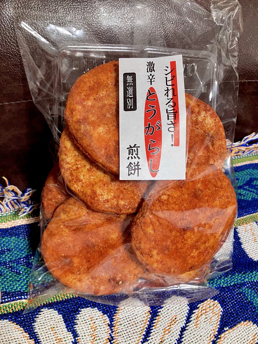 takaOzero's tweet photo. お土産にもらった真っ赤な煎餅🍘
赤すぎやしないか？ https://t.co/LXoZS2H26B