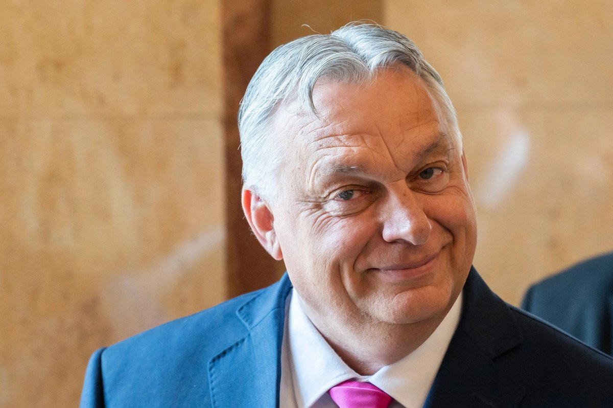 United24media's tweet photo. 🤯 PM Viktor Orbán directly orchestrated the arrest of the assets of a Ukrainian bank, per Telex.

The raid was reportedly political revenge against Ukraine for a disruption in oil supplies through the Druzhba pipeline, with Orbán personally monitoring the operation. https://t.co/vCGxsQtxlO