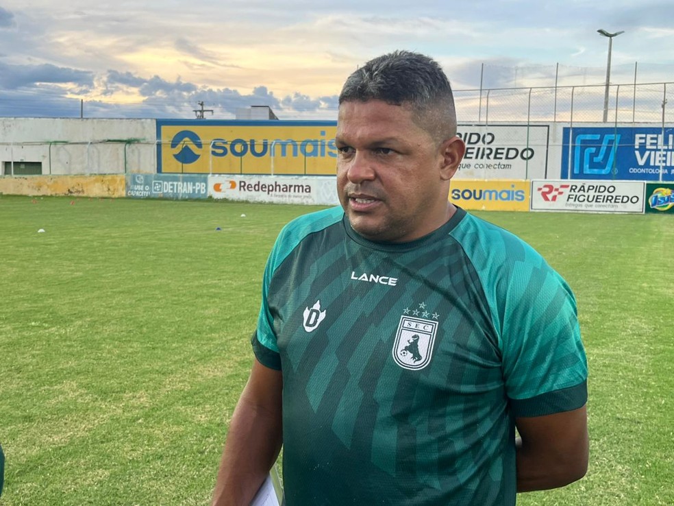 elisonps's tweet photo. O Sousa resolveu demitir Washington Luiz faltando uma rodada pro fim da primeira fase da Série D. Tardelly Abrantes, diretor de futebol, assume a equipe. Com o terceiro pior ataque entre 96 times, o Dino está no G4 do Grupo A8 e, por coisas do futebol, depende de uma vitória contra o América-RN para se classificar