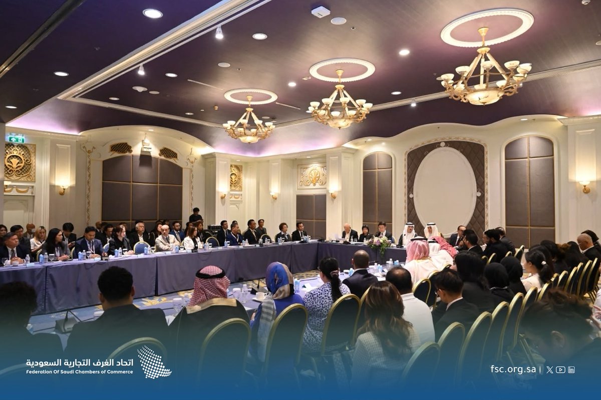 FSC_KSA's tweet photo. بمشاركة وفد سعودي رفيع المستوى..منتدى الأعمال السعودي التايلندي في بانكوك يستعرض الفرص الاستثمارية، ويبحث سبل توسيع الشراكات بين مجتمعي الأعمال في البلدين.
#اتحاد_الغرف_السعودية https://t.co/ehiBUYxqIP