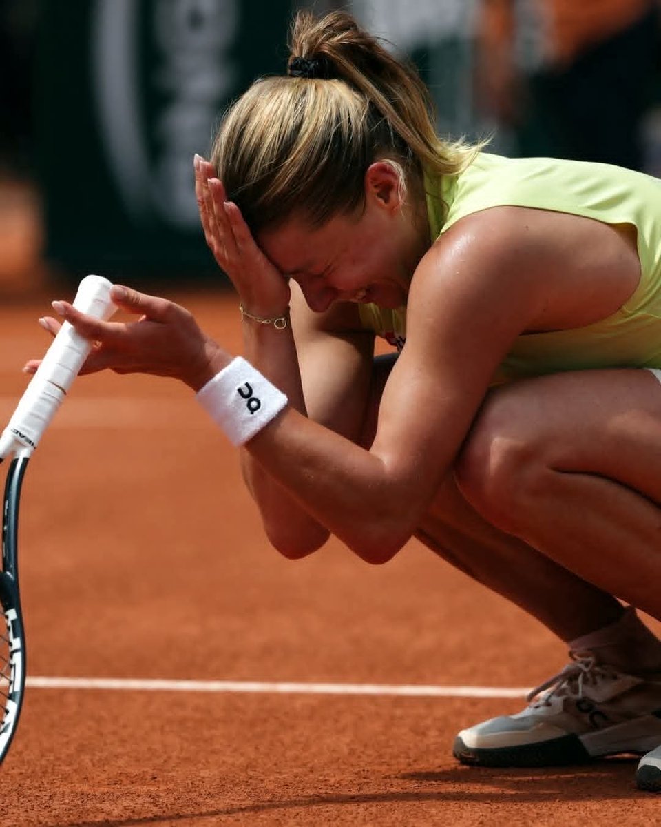 TheTennisLetter's tweet photo. Maja Chwalinska has earned more prize money at this year’s Roland Garros than she’s earned in her entire career. 

Her total career earnings before Roland Garros:

$864,030.

What she’s earned at this tournament:

$870,000. 

She will be the new world No. 30 when the new rankings come out. 

She started Roland Garros as the world No. 114. 

A life-changing journey that started with a dream from qualifying. 

She took a 4 month break after a 2 year battle with depression due to the pressure & stress of playing professional tennis. 

She didn’t know if she would ever return to this sport. 

Everything she’s earned this tournament and throughout her entire career has been earned the hard way.

The fact that she’s where she is today is nothing short extraordinary. 🥹

🇵🇱❤️