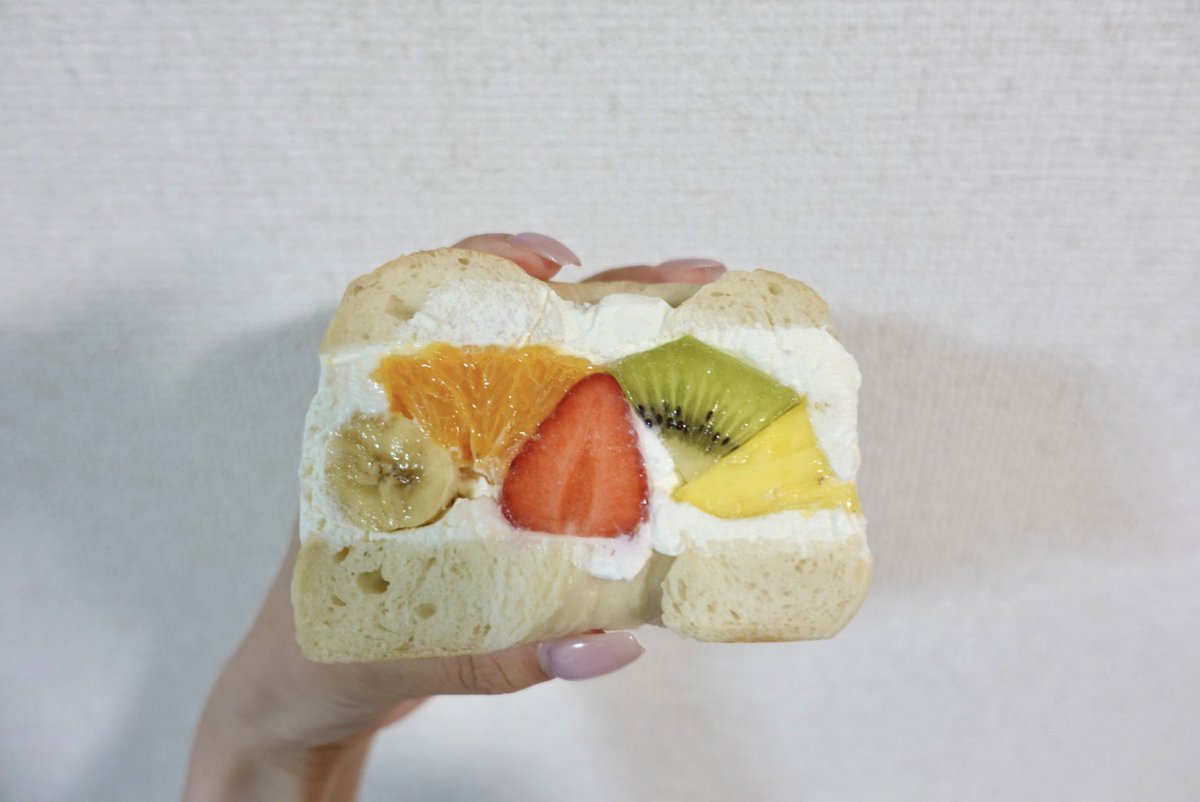young4____'s tweet photo. 手作りのベーグルでわんぱくフルーツサンド🥯👩🏻‍🍳 https://t.co/1J04eF7cQl