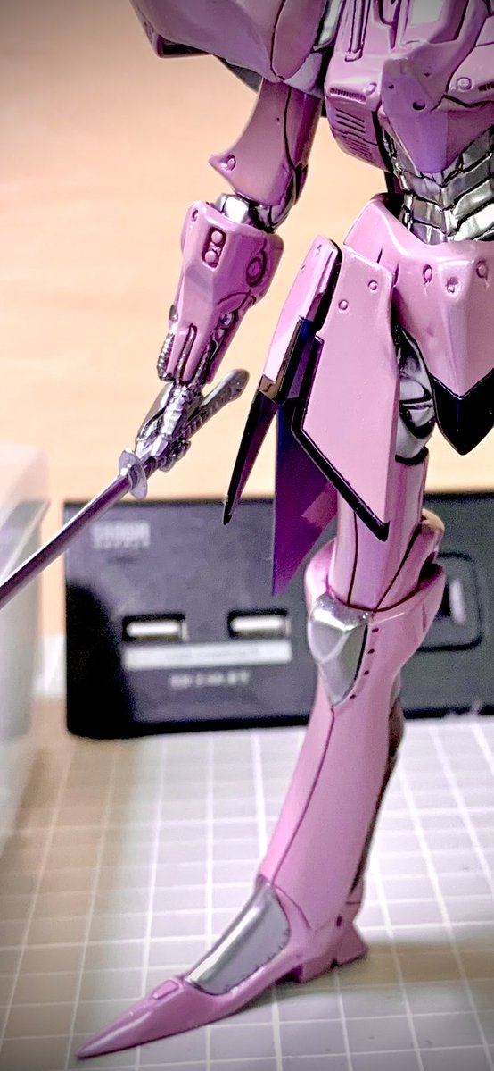 Cardinal_TarTar's tweet photo. 海洋堂1/100クロスミラージュ雌型

黒の色味、最後にクリアブラックの明度調整して、光の当たり具合でかわる青←→黒の度合い確定。

本体色の桜色、そこに入れた青パールとの相性もいい感じ。なのでこの方向性で進行ー。 https://t.co/JrObLltNHv