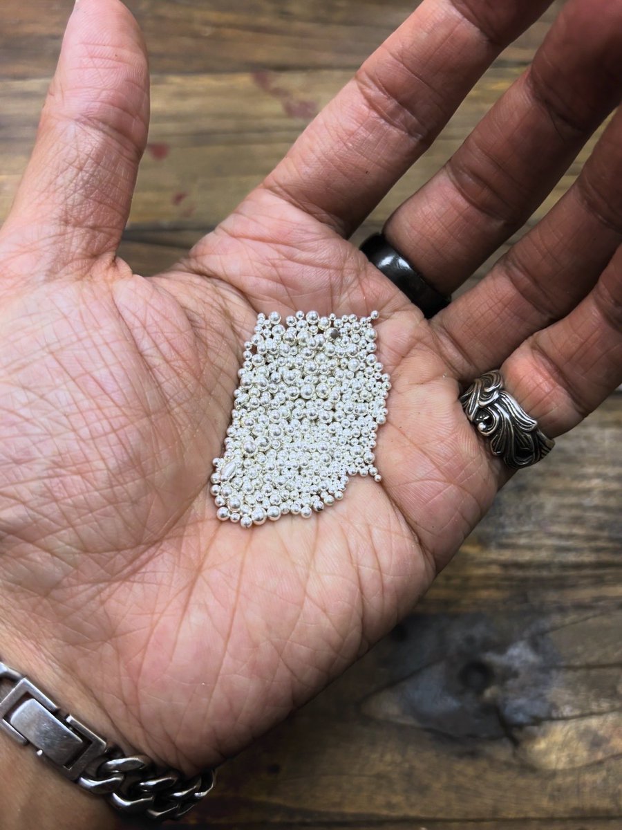 KiuchiHandCraft's tweet photo. 【日本を支えた銀】

戦国〜江戸初期の日本は、世界有数の銀産出国でした。

石見銀山などで採れた銀は国内だけでなく海外へも流通し、中国やヨーロッパとの貿易を支える重要な資源に。

いま私たちが扱う銀にも、そんな歴史が刻まれています。

#銀 #シルバー #石見銀山 #日本史 #銀の歴史 https://t.co/b2NpElo9ki
