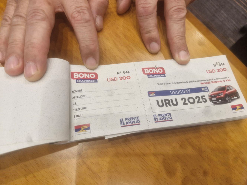 PhDenLogica's tweet photo. Se vendieron 392 bonos de US$ 200. El que se muestra es el 644 (ganador vacio), y esta como por la mitad del talonario, osea que mínimo eran 1000 números. Orsi tenia 60% de probabilidad de quedarse con la Stepway que sortearon. 

Se quedaron con el auto de 17k , y 78k arriba. Una "donacion" efectiva de U$S95k

Despues no digan que no fue una estafa...