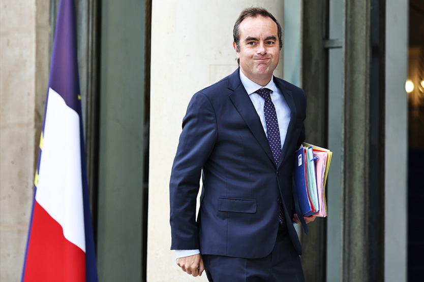 Jacques78140837's tweet photo. Mediapart avait mené une enquête dès 2025, et avait déjà découvert à l'époque que Lecornu n'avait pas suivi de formation juridique.

Cela signifie donc que, depuis 2018, il a occupé tous ses postes en tant qu'imposteur.

Un magnifique pays européen dirigé par des personnes sans formation.