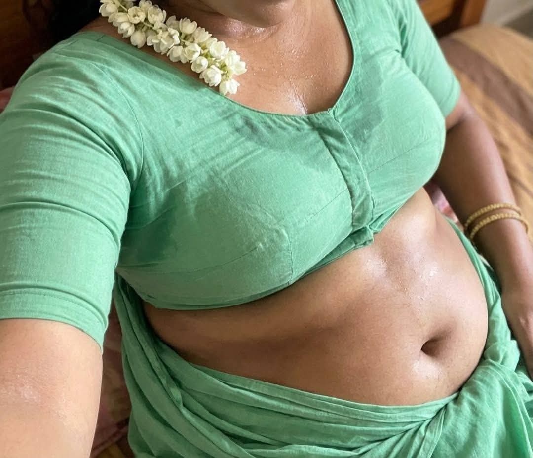 Lust_18_plus's tweet photo. "அவள் முன்னழகு...
கண்கள் ரசிக்கும் அழகை விட,
மனம் மறக்க முடியாத
ஒரு இனிய மயக்கம்... ❤️"
🫦👅🍑🥵💦

#Tamil #TamilAunty #Aunty #HotWife #HotAunty #TamilKamam #Kamam #Kavithai https://t.co/G9f0E1m16g