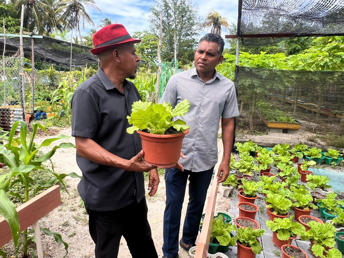 FaisalNasym's tweet photo. ދަނޑުވެރިކަމުގެ ދާއިރާ ކުރިއެރުވުމަށް އައްޑޫ ސިނާ ކުރަމުން ގެންދަވާ މަސައްކަތް ތަޖްރިބާ ކޮށްލަން ފުރުޞަތު ލިބުމަކީ އަޅުގަނޑަށް ލިބުނު ވަރަށް ބޮޑު އުފަލެއް. 

އަދި ވަކިން ހާއްސަކޮށް ދަނޑުވެރިކަމަުގެ ތެރެއިން ފަތުރުވެރިކަން ކުރިއެރުވުމަށް ސިނާ ގެންގުޅޭ ވިސްނުމަކީ ތަފާތު ހަރުފަތަކަށް ދަނޑުވެރިކަން ގެންދެވިދާނެ ކަމެއް. މިކަމުގައި ސިނާ ފާމް ތައްޔާރުވެގެން އެދަނީ ދަނޑުގައި މަޑުކޮށްލާ އެތަނުގައި ކުރާ މަސައްކަތް ތަޖްރިބާ ކުރުމުގެ އިތުރަށް އެތަނުން ހައްދާ ތަކެތި ކައްކާ ކެވޭނެ ގޮތަށް. 

މިއީ ރަނގަޅު ފެންވަރުގެ ދަނޑުވެރިކަމަށް ކޮށާލެވޭނެ މަގެއް. ޒަމާނީ ދަނޑުވެރިކަން ކުރިއެރުވުމަށް ކަމާއި ބެހޭ ފަރާތްތަކުގެ ފުރިހަމަ އެއްބާރުލުން ލިބެން ޖެހޭ.