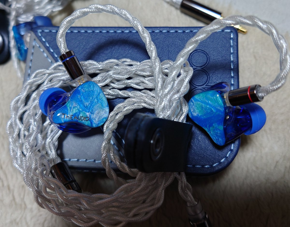 msmacewrw8's tweet photo. あとはTHIEAUDIOのLegacy2！これはほんとお気に入り！値段以上な音！この値段でいいの？って感じ！
耳が疲れないのよね。これもフラット～中音寄りな音で私好み♡しかも大好きな青のイヤホン♡これも同じケーブル、イヤピも色合わせてる😊どこのだっけ…ラディウスだったかな……🤔 https://t.co/LF2VyW7tAY