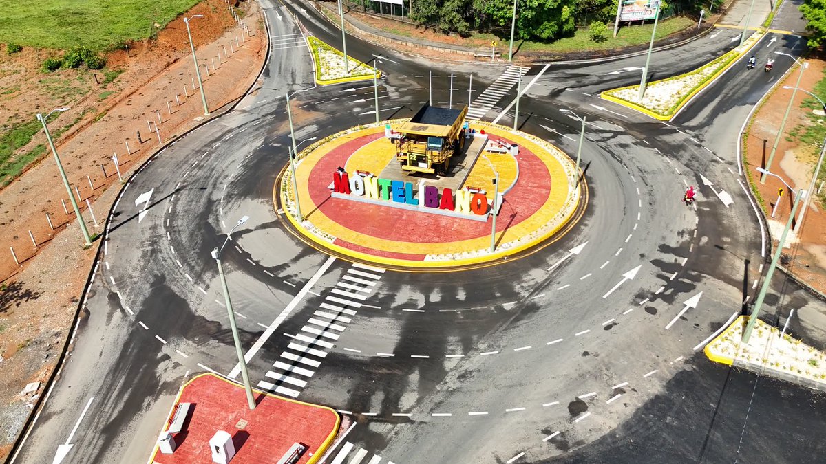 UniCaribe_'s tweet photo. 🟪🟨🟩📢 Gobierno Nacional confía en gestión de Unicaribe y garantiza recursos para el desarrollo regional

En un firme respaldo a la transparencia y eficiencia administrativa de la Institución Universitaria del Caribe (Unicaribe), el Gobierno Nacional, a través del Ministerio de Educación, consolidó un histórico paquete de inversiones que supera los $125.000 millones de pesos para transformar la infraestructura de Educación Superior pública en la región de manera integral.

Este masivo despliegue de recursos económicos, resultado de la gestión técnica y el compromiso asumido por la Institución, bajo el liderazgo del rector @LeonardoPerSu, en su apuesta de Regionalización, se enfocará de forma prioritaria en la ampliación y construcción de campus modernos y dignos en los municipios de Ciénaga, Montelíbano y Santa Cruz de Mompox.

Como eje de la modernización en el departamento del Magdalena, el plan de infraestructura avanza a través de la Financiera de Desarrollo Territorial (Findeter) con la ejecución de la primera etapa de ampliación del Campus Costa Verde en Ciénaga, proyecto que cuenta con una asignación presupuestal asegurada de $34.500 millones. Sin embargo, en el marco del CONPES 4181, la Alma Máter recibirá $62.146 millones, la cual se destinará a la ampliación de esta sede de Costa Verde y a potenciar los laboratorios y aulas en Mompox, optimizando los entornos de aprendizaje de la comunidad estudiantil.

De forma paralela, la expansión territorial de la Alma Máter avanza con paso firme en los departamentos de Bolívar y Córdoba para mitigar las brechas de acceso a la Educación Superior. En el caso de Santa Cruz de Mompox, el reporte actualizado del Ministerio ratifica una inversión inicial de Findeter por $28.578 millones para los estudios, diseños y construcción de su planta física, la cual se complementará con la bolsa común del CONPES. Asimismo, dicho documento de política pública nacional asignó de manera exclusiva $59.556 millones para edificar -desde sus cimientos- la nueva sede universitaria de Montelíbano, consolidando la presencia institucional en el sur de Córdoba.

#UnicaribeEsEducaciónSuperior
#MásOportunidadesParaLaGente