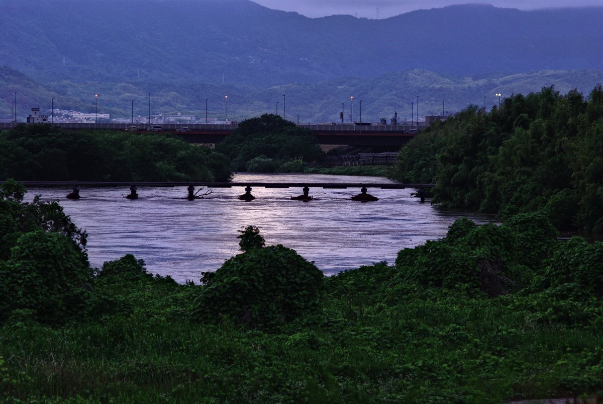 ca34ce22's tweet photo. 今日は運用して帰路に木津川が増水してたから撮ってみた。
機材はPENTAX K200D＋純正18-50ｍｍで。
流れ橋はリケノンの135ｍｍ装着。
リケノンは自分で分解洗浄した為、無限遠がちと怪しいが😅ジャンク級機材で遊ぶのは楽しいね。 https://t.co/kkP03touXk
