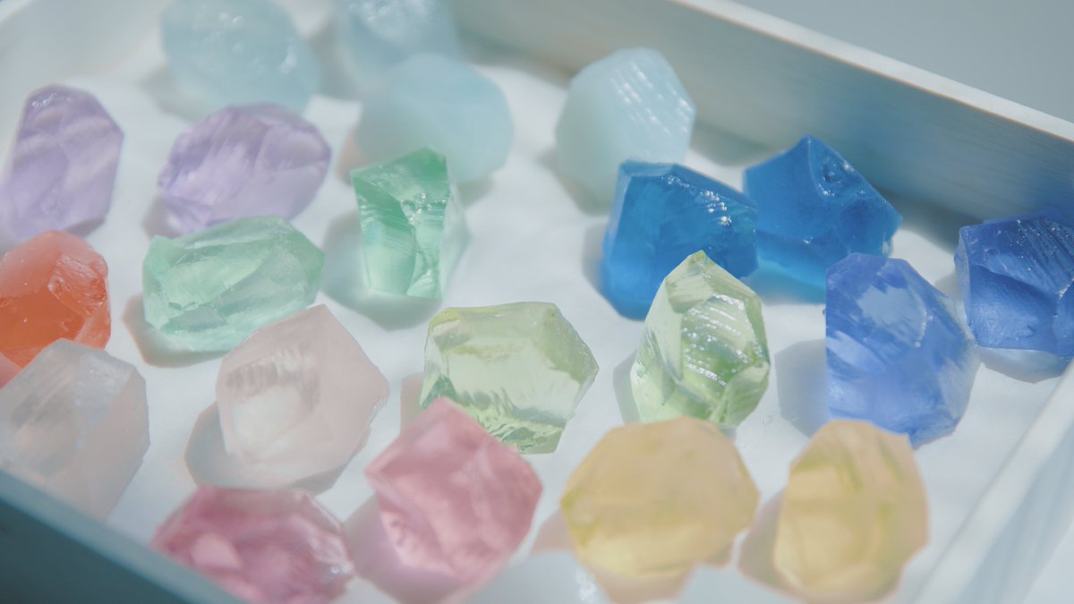 tomeinohito's tweet photo. 最近つくった宝石大福💎
何度みてもやっぱりかわいい……。

アメジストやエメラルドなど、
誕生石に見立てた琥珀糖をもちもち生地の中に閉じ込めているのです。 https://t.co/cBHDvi2f1r