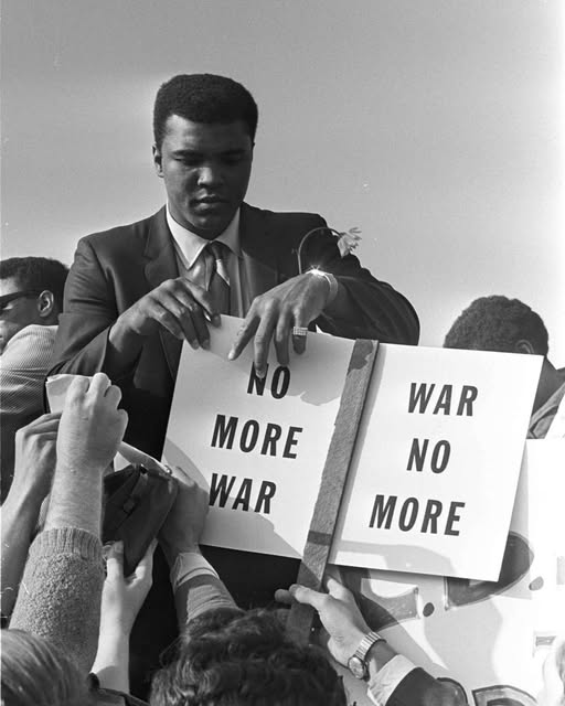 ultras_antifaa's tweet photo. Muhammad Ali explains why he refused to join the U.S. Army and go to Vietnam:

“I ain’t got no quarrel with them Viet Cong. No Viet Cong ever called me nigger.” https://t.co/PmrRQ9Qkvw