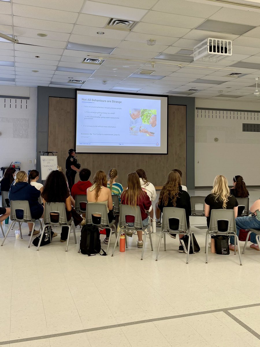DRPSNorthDiv's tweet photo. North Division officers provided a Stranger Awareness presentation to Scugog Township youth camp staff and lifeguards today.

Working together to help keep our youth safe through education, awareness, and prevention.

#NorthDivision #Scugog #YouthSafety #CrimePrevention 🚓👮‍♂️ https://t.co/t3PHJV1Tlr