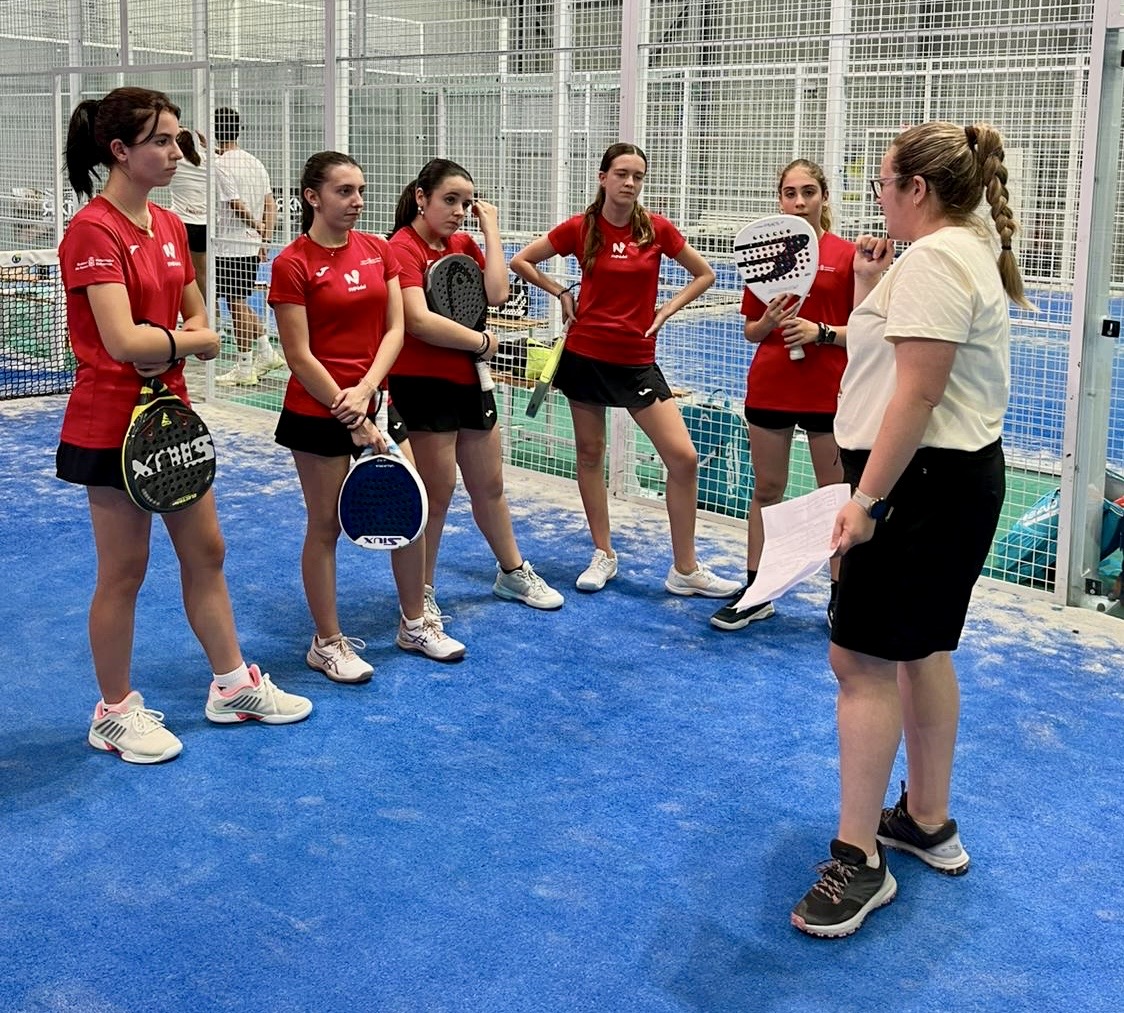 FNPadel's tweet photo. 🧠 ¡𝗟𝗮 𝗴𝗲𝘀𝘁𝗶𝗼́𝗻 𝗲𝗺𝗼𝗰𝗶𝗼𝗻𝗮𝗹, 𝗲𝗷𝗲 𝗱𝗲 𝘂𝗻𝗮 𝗻𝘂𝗲𝘃𝗮 𝗷𝗼𝗿𝗻𝗮𝗱𝗮 𝗳𝗼𝗿𝗺𝗮𝘁𝗶𝘃𝗮 𝗱𝗲𝗹 𝗣𝗹𝗮𝗻 𝗱𝗲 𝗦𝗲𝗹𝗲𝗰𝗰𝗶𝗼𝗻𝗲𝘀!
Trabajo en pista con una sesión centrada en la gestión del error, la confianza y la comunicación con el compañero.
@deporte_na https://t.co/rNbYv3TouG