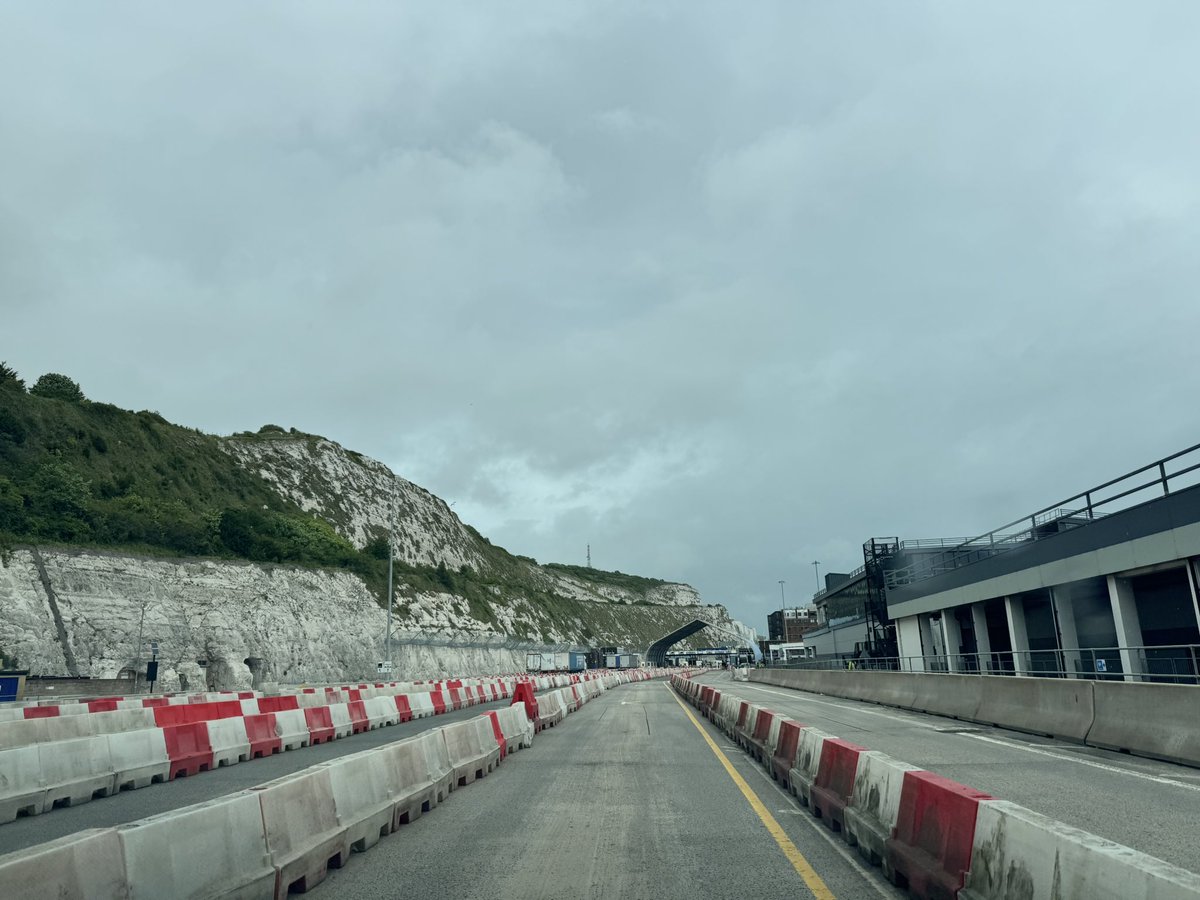 WarrenWhyteUK's tweet photo. Well well well. The #FBPE crowd were crowing about the delays at Dover during half term and bank holiday and as I predicted, it’s back to its normal self today, a normal work day. https://t.co/O6yvqQNtwX
