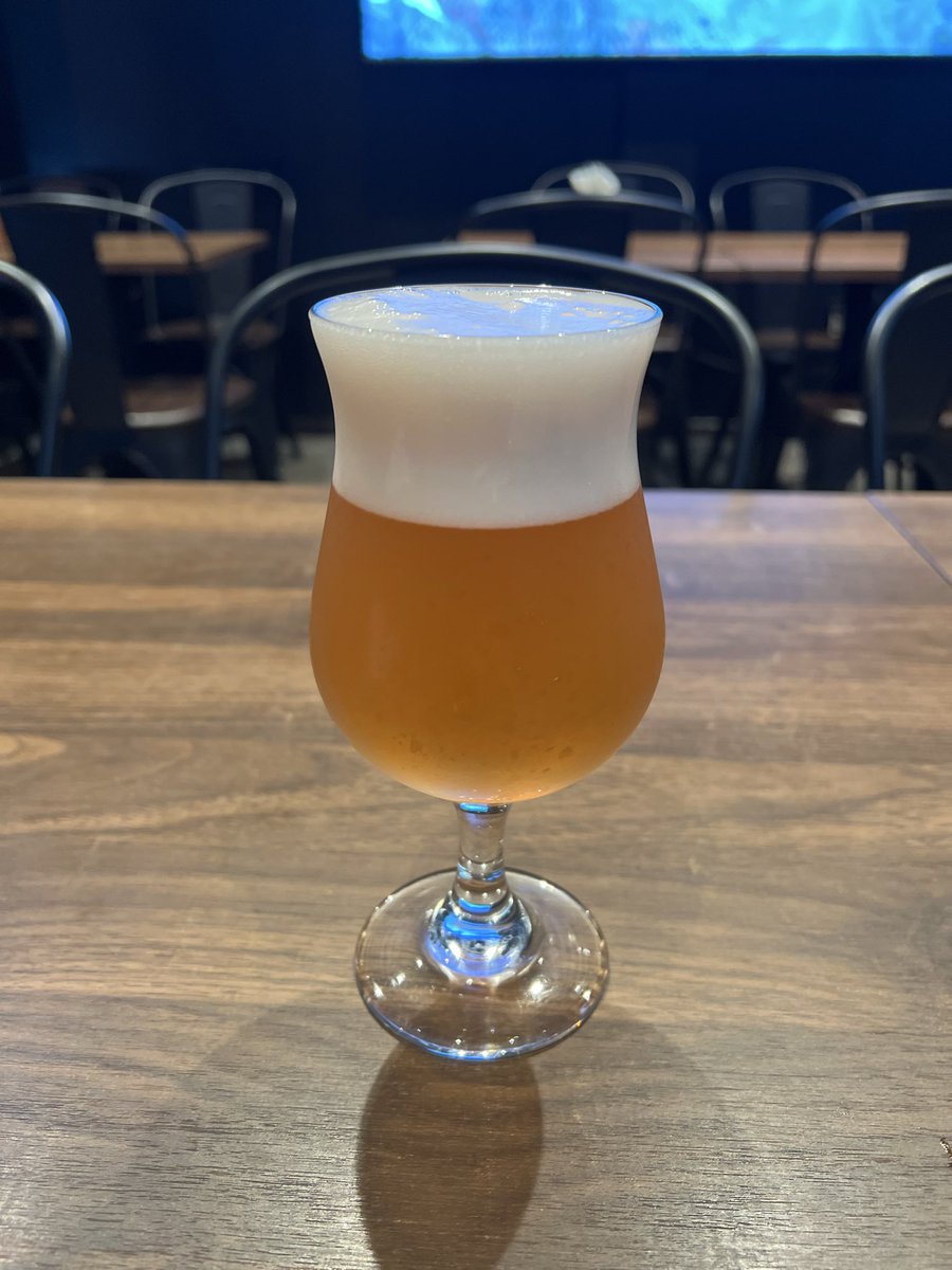 itopoid's tweet photo. お酒について教えていただきました🥂
スイカのビール🍉とチェコのジュニパーベリーMAXのやつ🫐 https://t.co/BXPp9ZOeSS