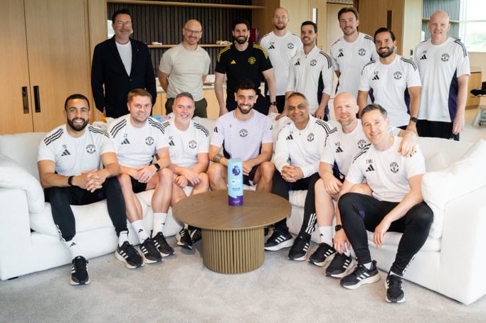 Simple_RMCF's tweet photo. Rare pictures of Manchester United squad with their trophy. https://t.co/ULJRDH4kQv