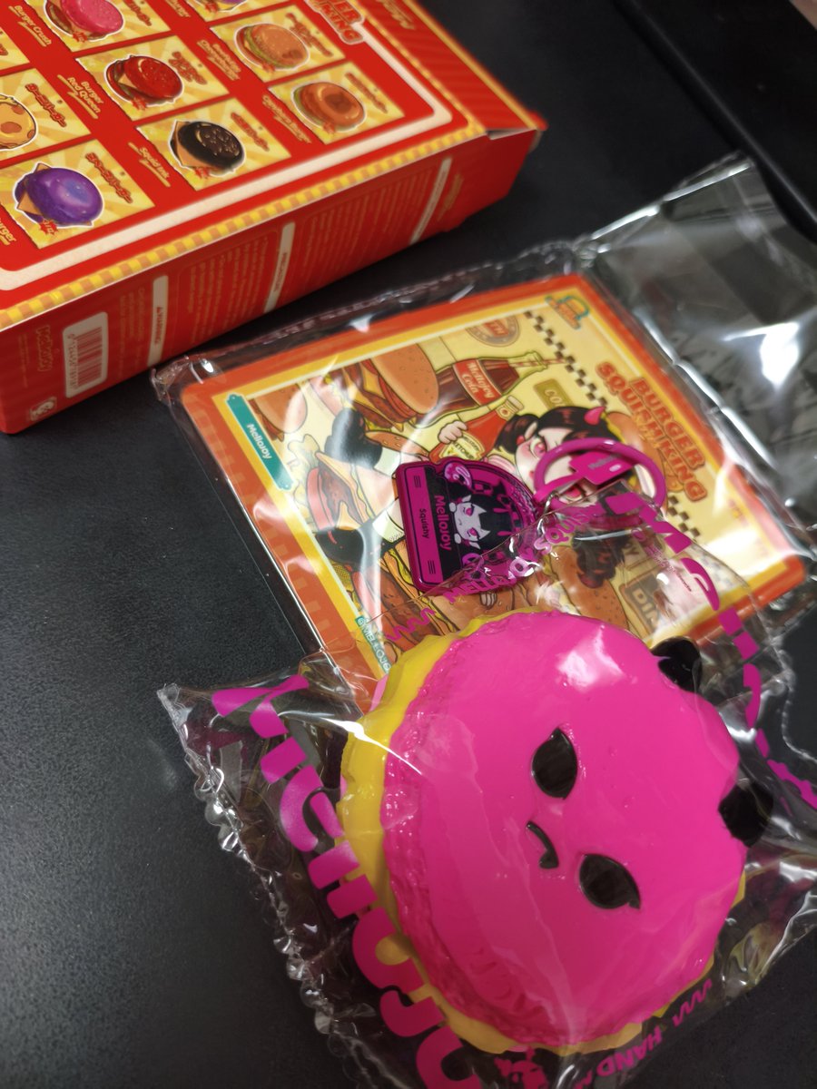 ichi23's tweet photo. えーん！お譲りいただいたメロ！！メロあけました！！
状態良すぎてこれは中古なの…？という気持ちに…
ハンバーガーはクリーミークリームなのでこれでメロの代表的なやつ3種が揃ったので満足してたら先日新作のヨーグルト感（？）がリリースされて俺の旅はまだまだ終わらない…🫠
大事にします！ https://t.co/gUPxT05reT
