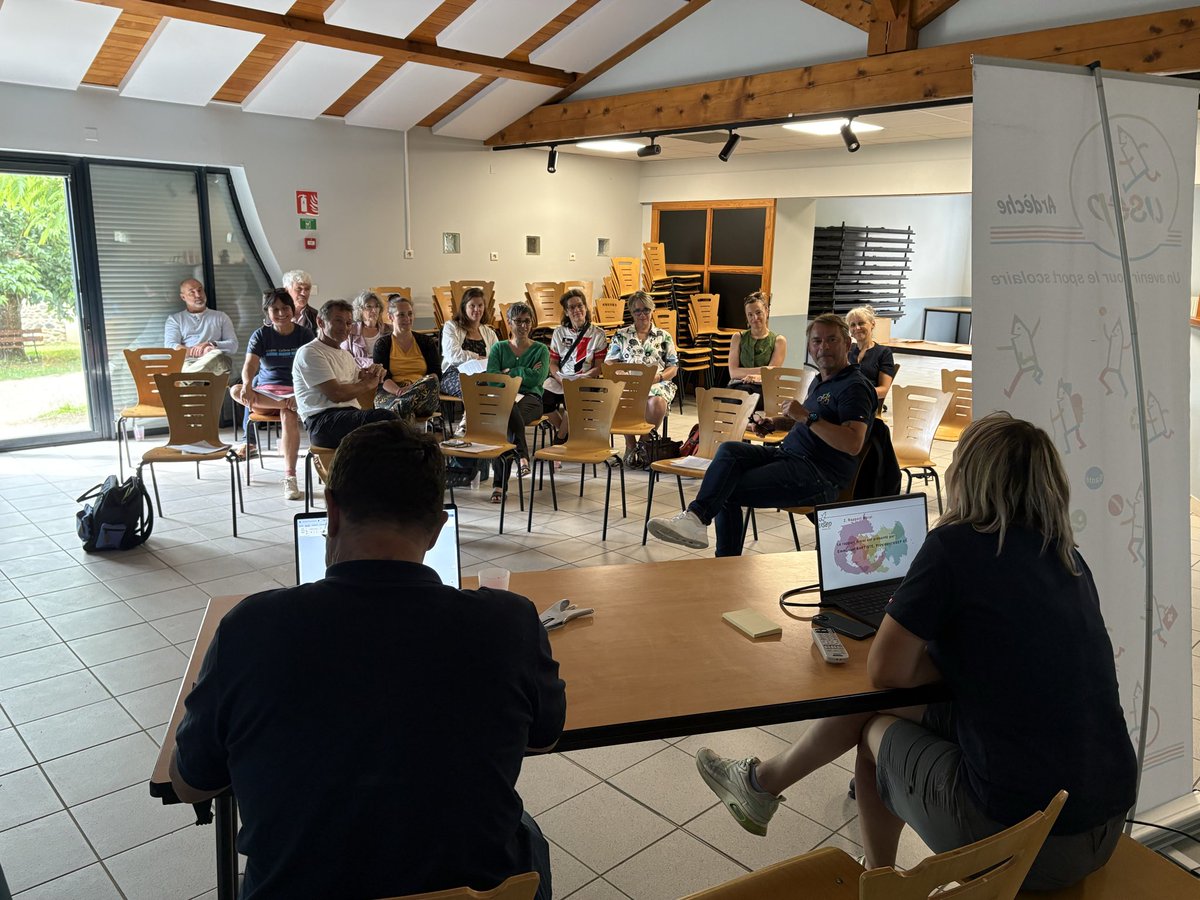 isaJOLYCPDEPS38's tweet photo. AG de @USEP_07 en présence de C.Feroussier VP du C.D. Et @ThiAumage DASEN suivi d’un accompagnement de quelques classes à vélo sur le VIDA sur le parcours de la vallée de l’Eyrieux . 30 ans du p’tit tour à vélo de l’USEP https://t.co/dCYn6L8x0e