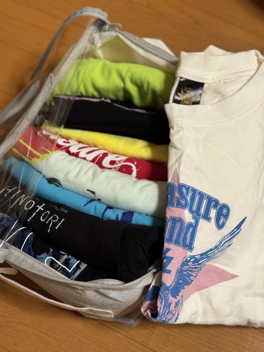 Bzmelon's tweet photo. 今週末何着て行こう🤔

ライブTシャツを収納袋にしまった結果…

普段着になれず😂

やっぱり推しTはクローゼットの見える場所に置いておくのが正解かもしれない🤭 https://t.co/NFov6ggTQH