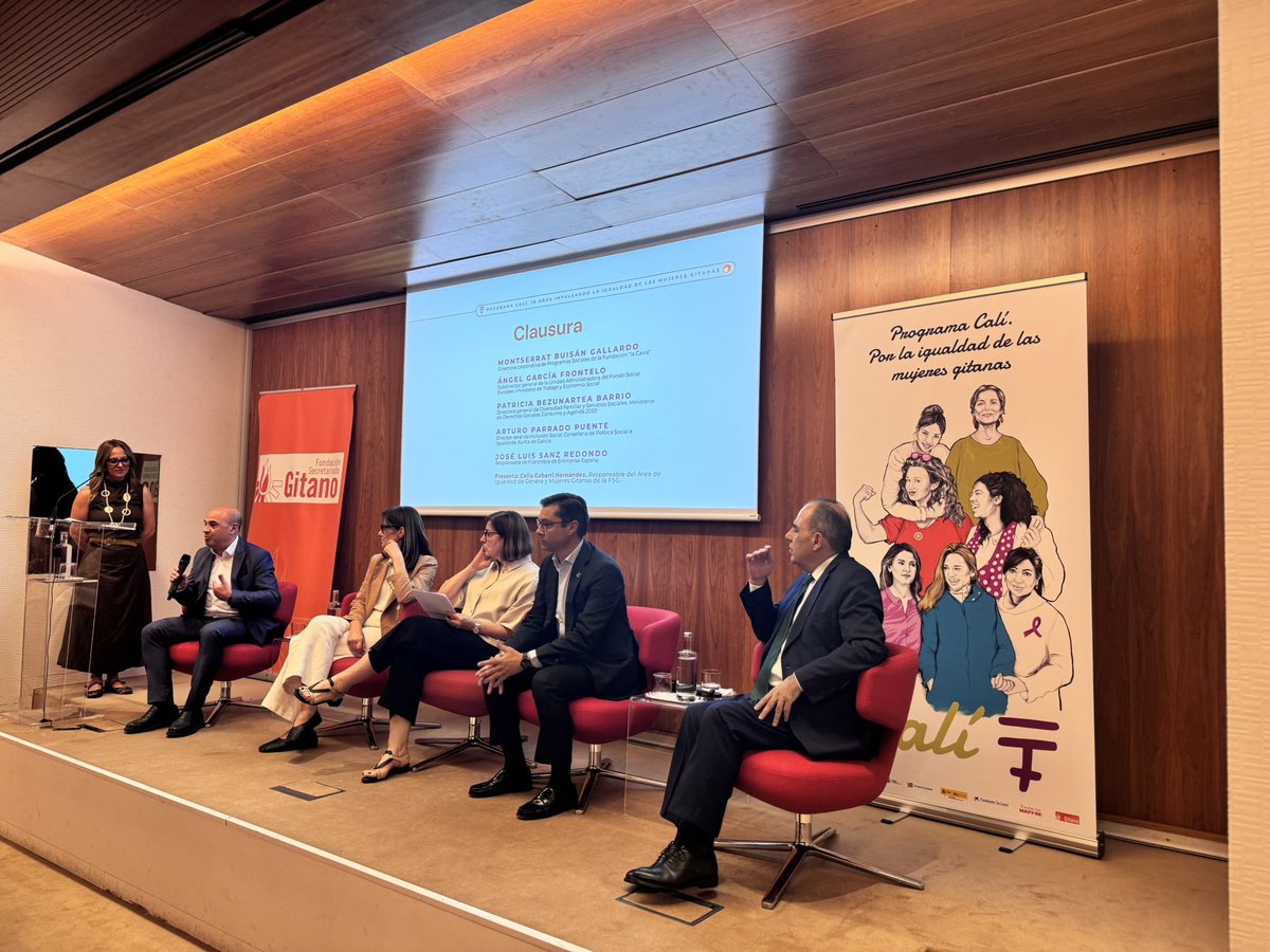 gitanos_org's tweet photo. @fmapfre @SaraGimnez @IgualdadGob @_anaredondo_ 💬 Llegamos a la clausura del acto 
Intervienen algunos de los principales financiadores del programa: @FundlaCaixa, @empleogob, @msocialgob, @Xunta, @Enterprise y @fmapfre 
🎙️ Modera nuestra compañera Celia Gabarri, responsable de Igualdad de Género y Mujeres Gitanas. https://t.co/xY4pZhGj8P
