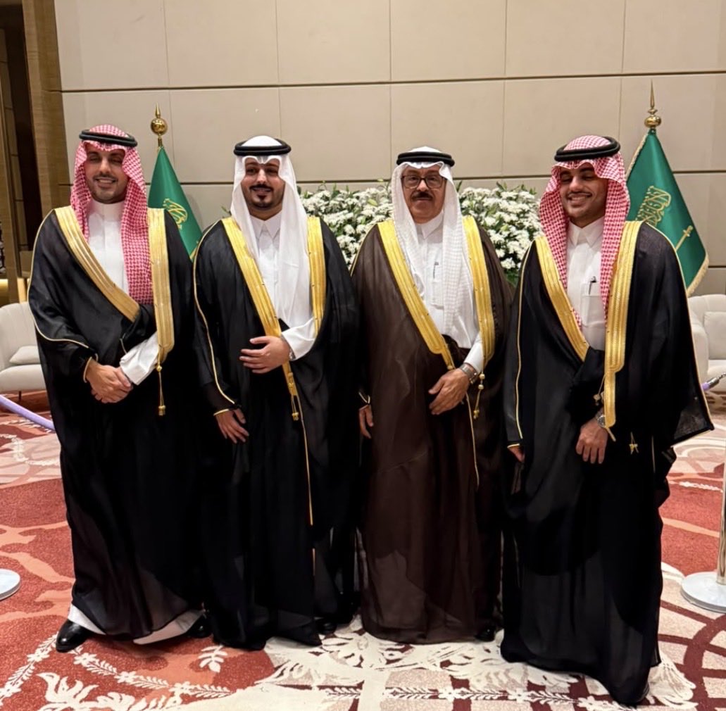 thursromo's tweet photo. من حفل زواج ( مشاري بن فهد بن سالم البكر ) .
ويظهر بجواره والده ، وأشقاؤه بندر وعبدالله . https://t.co/ENRanGVDPk