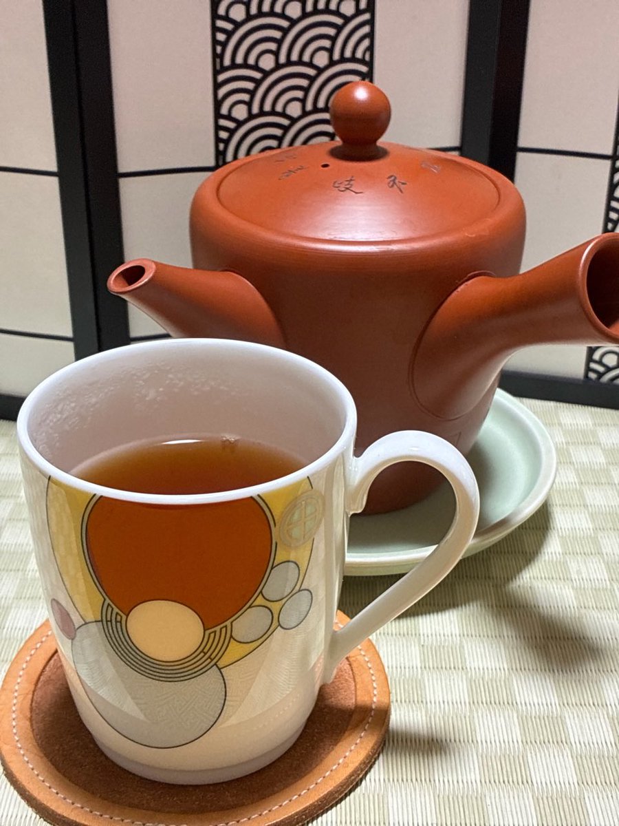A_Grey's tweet photo. ルイボスベースに色々とスパイスとハーブをミックス

急須は 常滑 高資さん
カップは ノリタケさん

きょうび3(0)号……満容量540mL超は中々使わないサイズで、写真以上にインパクトがあります。

 (´-｀).oO( でも2〜3杯分抽出には佳い塩梅……捗るから危険でもあるのですがっ

#君影文庫
#ほげ茶会 https://t.co/6oBUUI2mVr