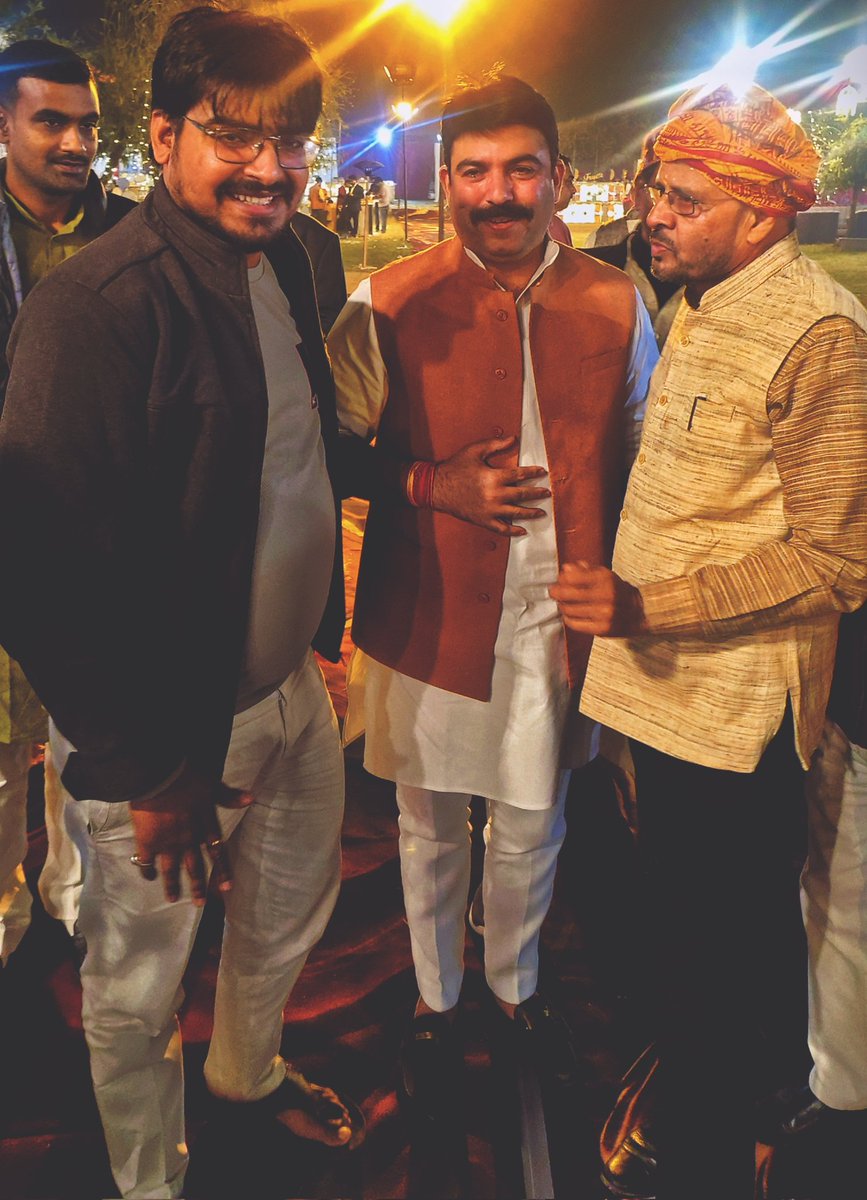 Prince_4006's tweet photo. ". पूर्वांचल की आन और देवरिया की शान देवरिया सदर के लोकप्रिय विधायक बड़े भैया शलभ मणि त्रिपाठी जी  को जन्मदिन की ढेरों शुभकामनाएं. महादेव का आप पर सदैव आशीर्वाद बरसता रहे।
@shalabhmani
🙏✨ https://t.co/AKM9SOt14A