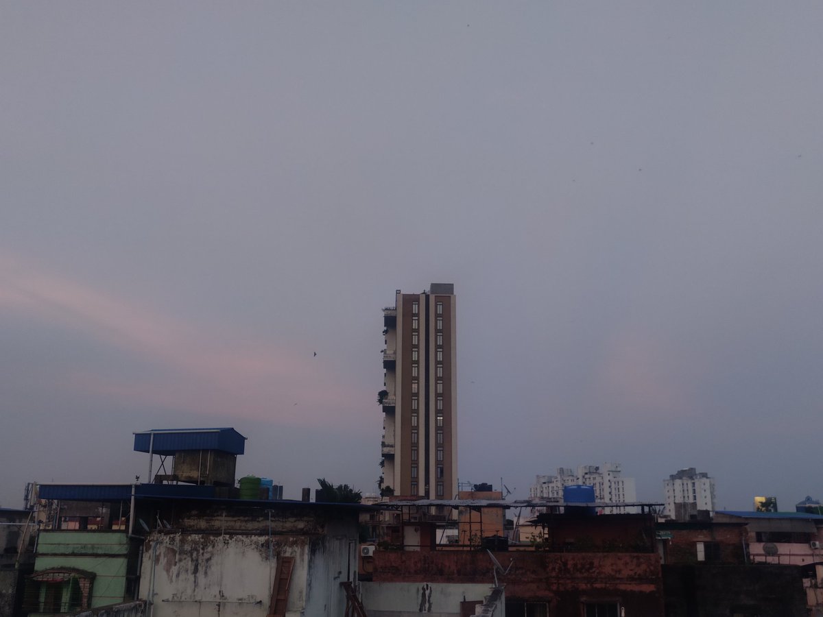 dass_akash's tweet photo. This picture is taken way beyond the time of sunset and moreover it's the eastern side of the sky and yet red patterns can be visible on the clouds which makes it a weird science miracle.
2026/021 https://t.co/KMSm0Be3zH
