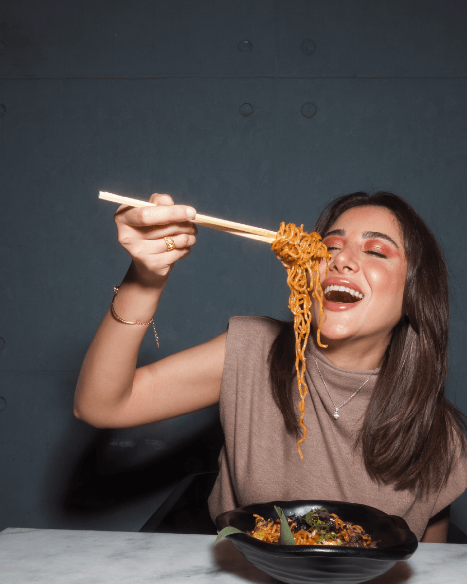 Kimonosaudi's tweet photo. النودلز لما تكون مجنونة طبيعي تنسى نفسك 👀🍜
When the noodles hit this hard nothing else matters 
#Kimono_restaurant #sushi #Japanese_restaurant #riydh_restaurants #jeddah_restaurants https://t.co/fpbwvYoaw6