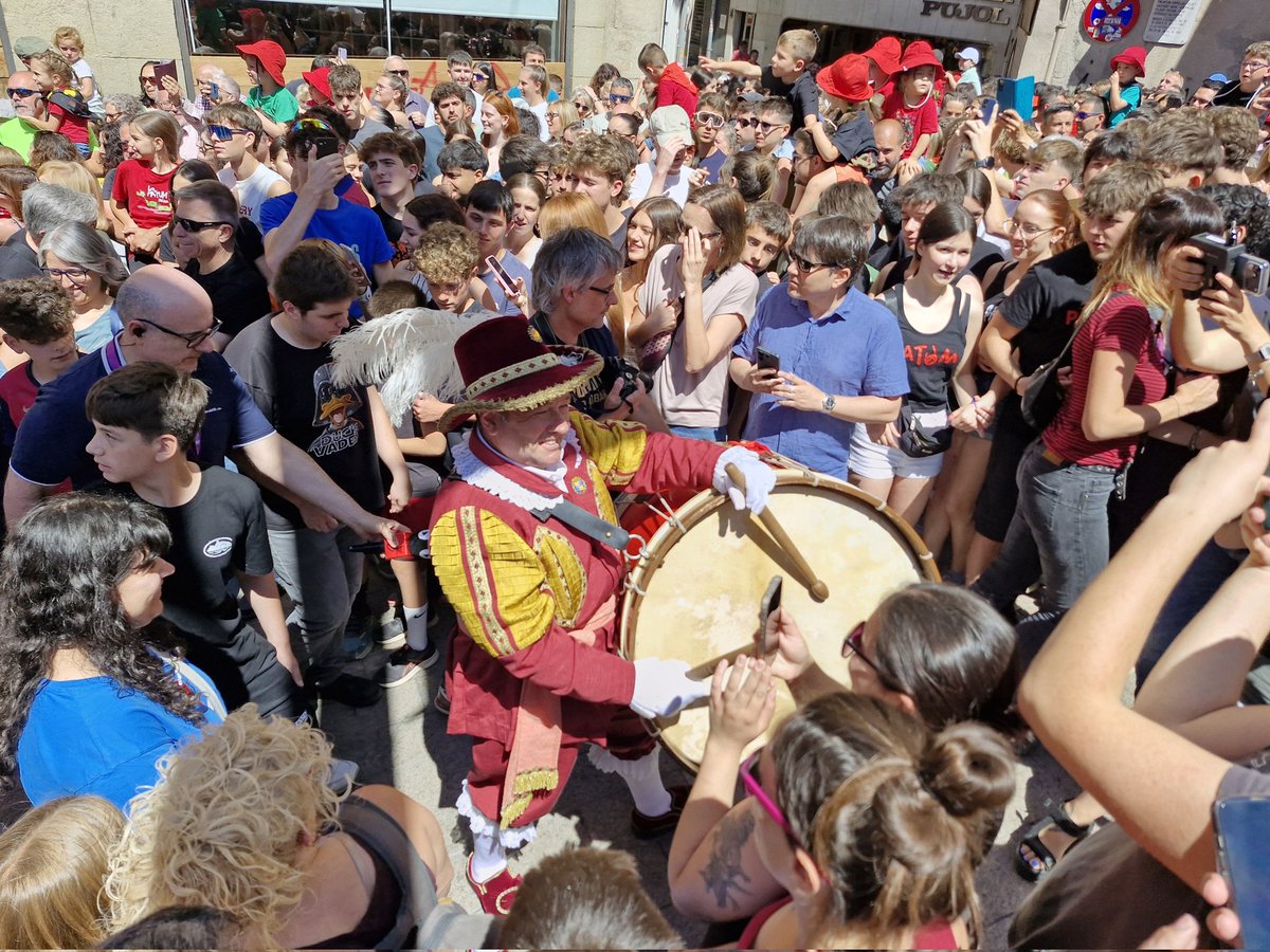 lapatum's tweet photo. 📢 Berga torna a vibrar amb el ressò del repic del tabal, la revolada dels vestits dels gegants dansant la melodia de la “Marxa de la Patum” interpretada per la Banda de l’Escola Municipal de Música de Berga i músics de la Fundació La Llar durant la passada del migdia. https://t.co/iOmrpZ0wqc