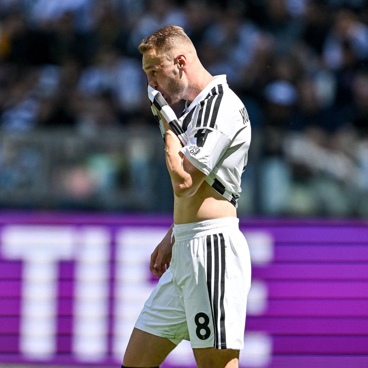 The_AJC_'s tweet photo. Ravanelli 🗣️: “Koopmeienrs? He can’t play for Juventus, not even as a left-sided center-back because if you give him 40-50 meters of space, he can’t keep up chasing the opponents. He lacks dynamism and pace: without that, you can’t play at the highest levels. He never wins headers and doesn’t come out on top in a challenge: he’s just a kicker. As a player, I don’t like him”