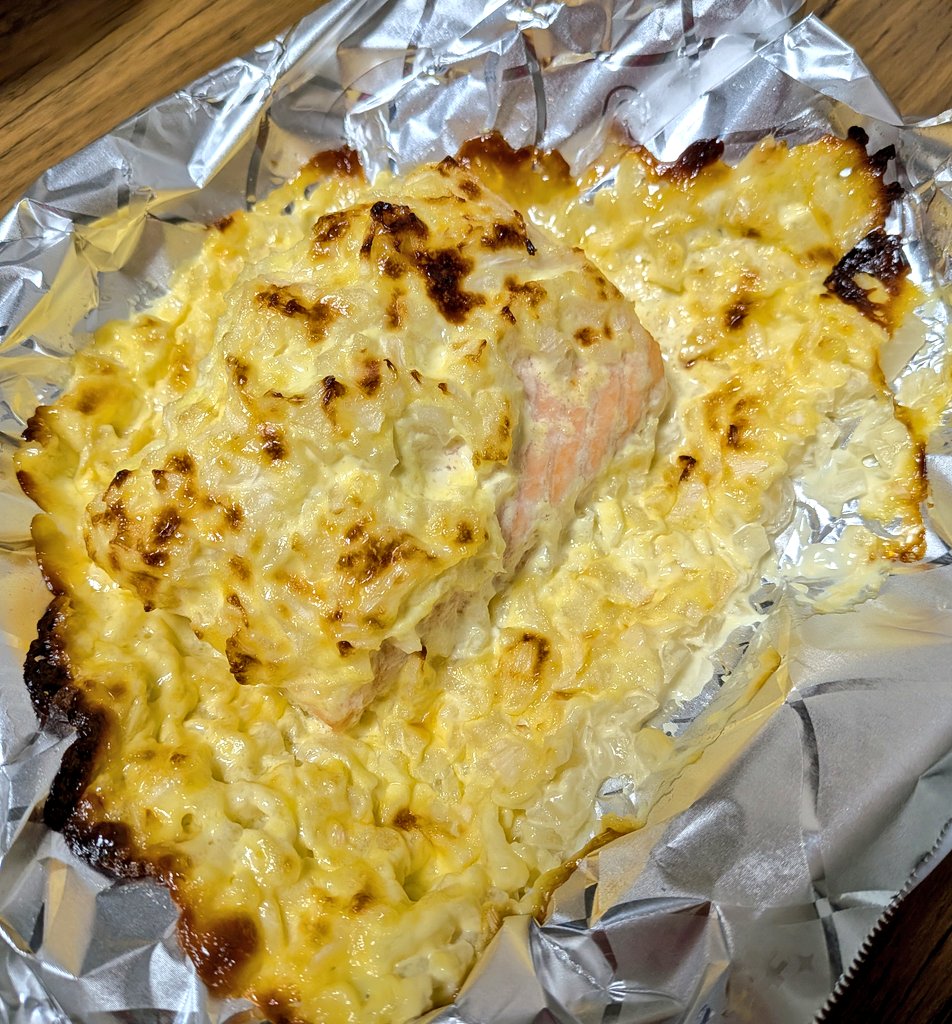 htm773mc's tweet photo. 念願のお刺身用サーモンを買って作りました。トースターから取り出してそのままお皿に…ズボラすぎです😅そんな事気にならないくらいめっちゃおいしかったです！！！ https://t.co/WKWlkZoUsD