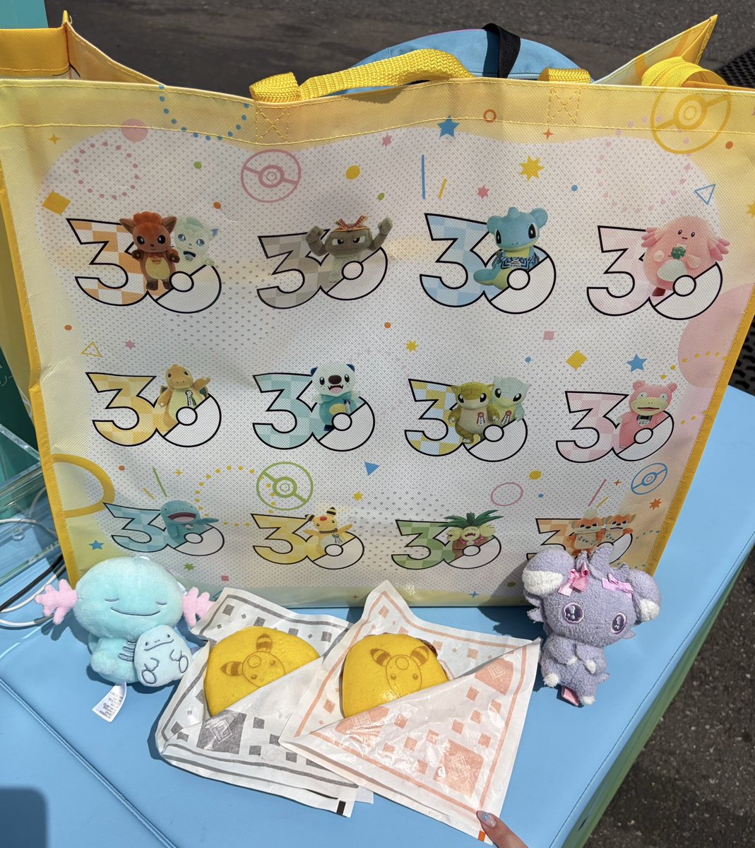 uma0505's tweet photo. デンリュウの角煮まんじゅう初めて食べたけど美味しかった🥹

唯一当選した物産展で予想外のお買い物をしてしまって肩もげそうだった💫💸
気になってたヤドンのうどんも全種買ったから食べ比べるの楽しみ〜！

ミニゲームも無料なのに楽しいしシールも貰えちゃうの最高だった💃 https://t.co/vnlL6hUrkx