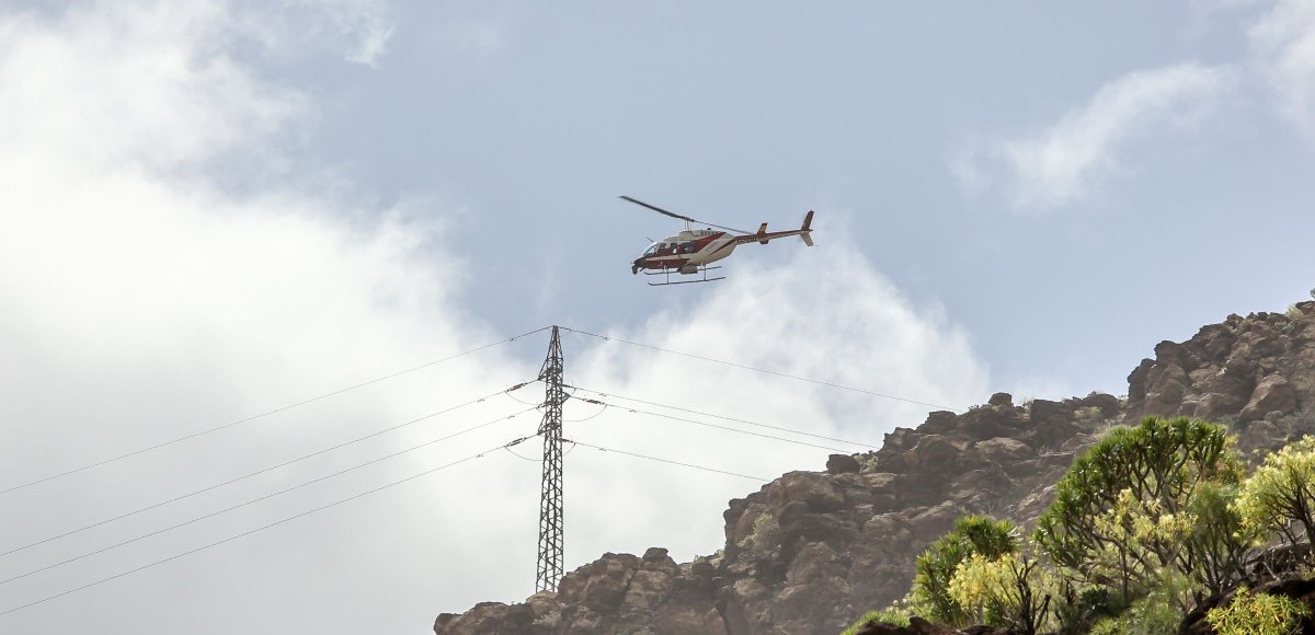 Endesa's tweet photo. Helicópteros con cámaras termográficas sobrevuelan Mallorca, Menorca e Ibiza para detectar riesgos de incendio antes de los meses de más calor. 🚁

Así se inspeccionan más de 1.000 kilómetros de líneas eléctricas en entornos forestales y espacios naturales sensibles. 👇 https://t.co/KkH3Wy21BU