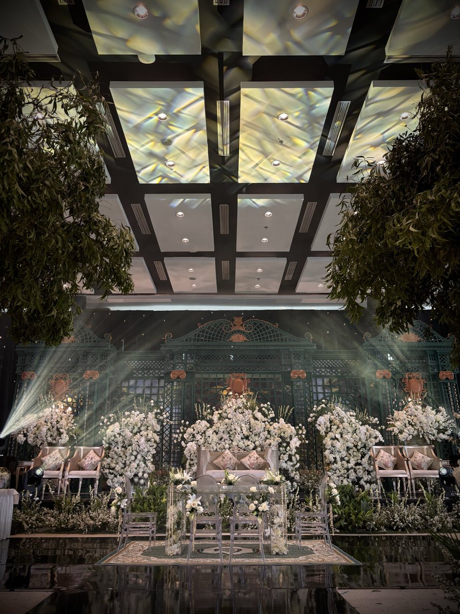 anggalics's tweet photo. Djakarta Stage Lighting https://t.co/A9RAlmaWC9