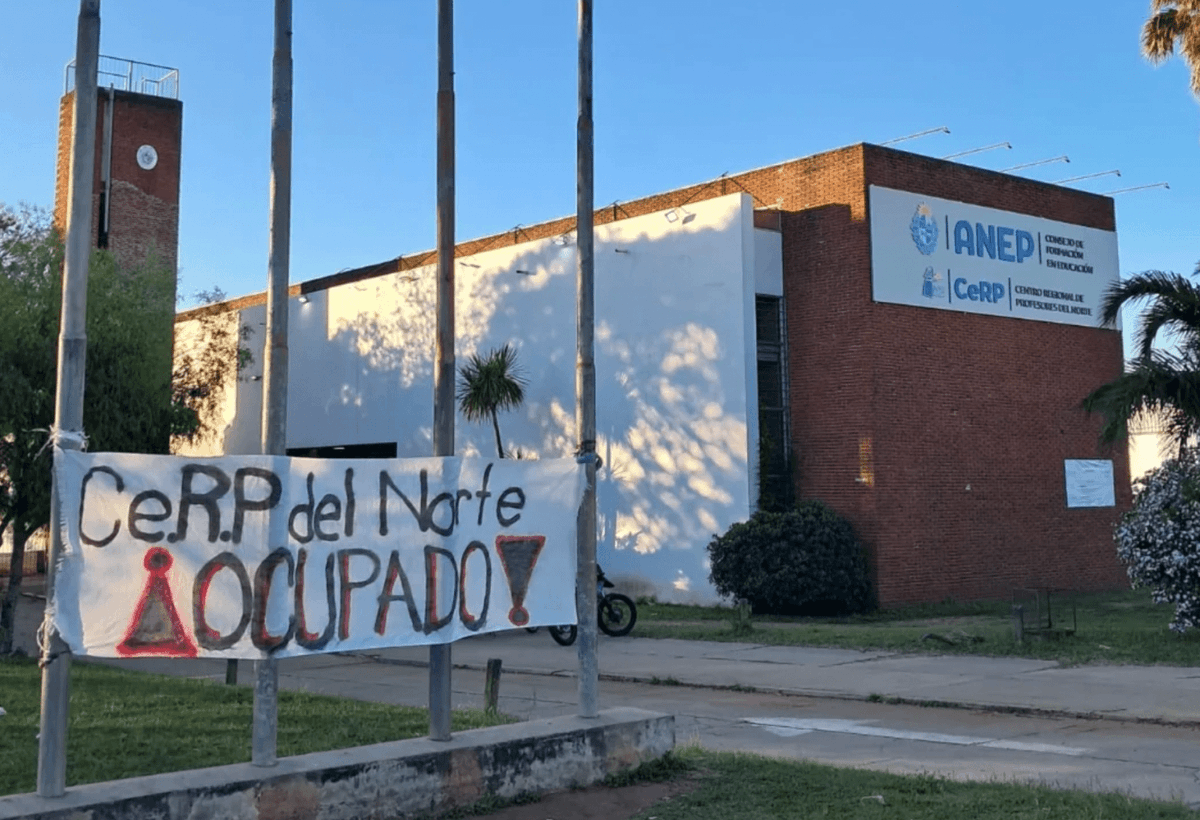 RadioUruguayUy's tweet photo. 📚 El CERP de Rivera cumple 22 días de ocupación estudiantil. Hasta el momento, las negociaciones registraron avances únicamente en el tema de los cupos para las materias optativas.

👉 https://t.co/6WCTd7IZMo https://t.co/hpcm897jQF