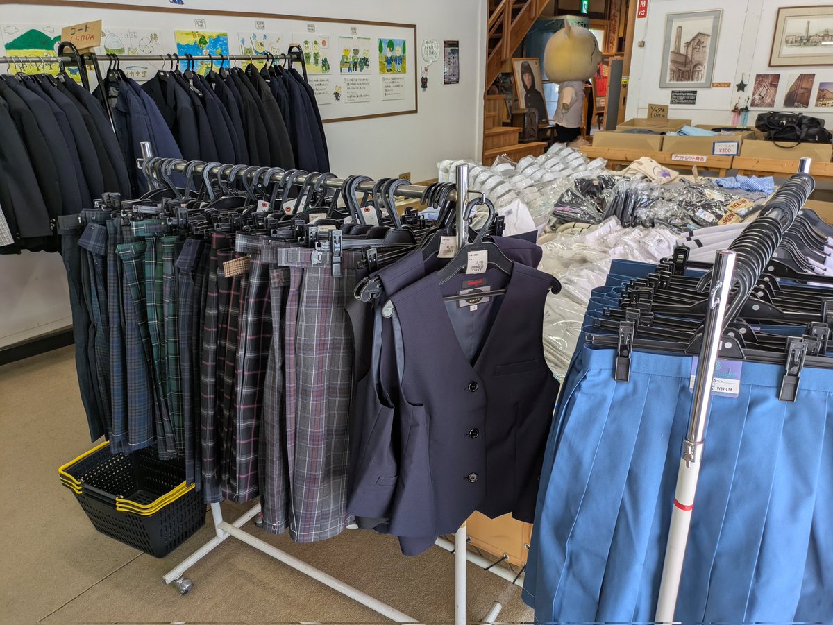 sakuragifactory's tweet photo. 例の学生服資料館の１階にはアウトレットの制服がいっぱい。廃盤やデザイン変更の品がたくさん。
かばんが300円とか、スカートも7000円、セーラー服も7000円、もちろんメーカー品だからしっかりしてます。ただ土日は閉まってたはずだから注意してね。 https://t.co/w1YHX0q4Vf