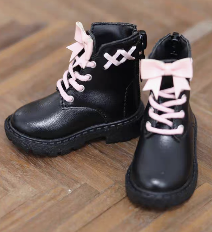 DOLKSTATION's tweet photo. 【入荷情報】
DOLK SELECTより、40cmサイズ対応ドール用シューズ『地雷リボンブーツ』のご紹介です！
➡️https://t.co/AYnAIbm62P

黒色のボディに淡いピンクのリボンと靴紐が映える華やかな一足。
サイドのクロスステッチが愛らしいアクセントを添えています。
足元を可愛らしく演出してみてください♪ https://t.co/HqAFTZ3OTY