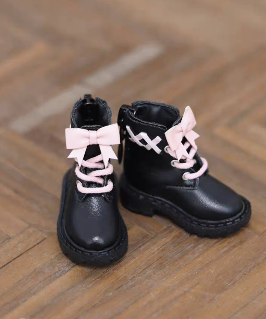 DOLKSTATION's tweet photo. 【入荷情報】
DOLK SELECTより、40cmサイズ対応ドール用シューズ『地雷リボンブーツ』のご紹介です！
➡️https://t.co/AYnAIbm62P

黒色のボディに淡いピンクのリボンと靴紐が映える華やかな一足。
サイドのクロスステッチが愛らしいアクセントを添えています。
足元を可愛らしく演出してみてください♪ https://t.co/HqAFTZ3OTY
