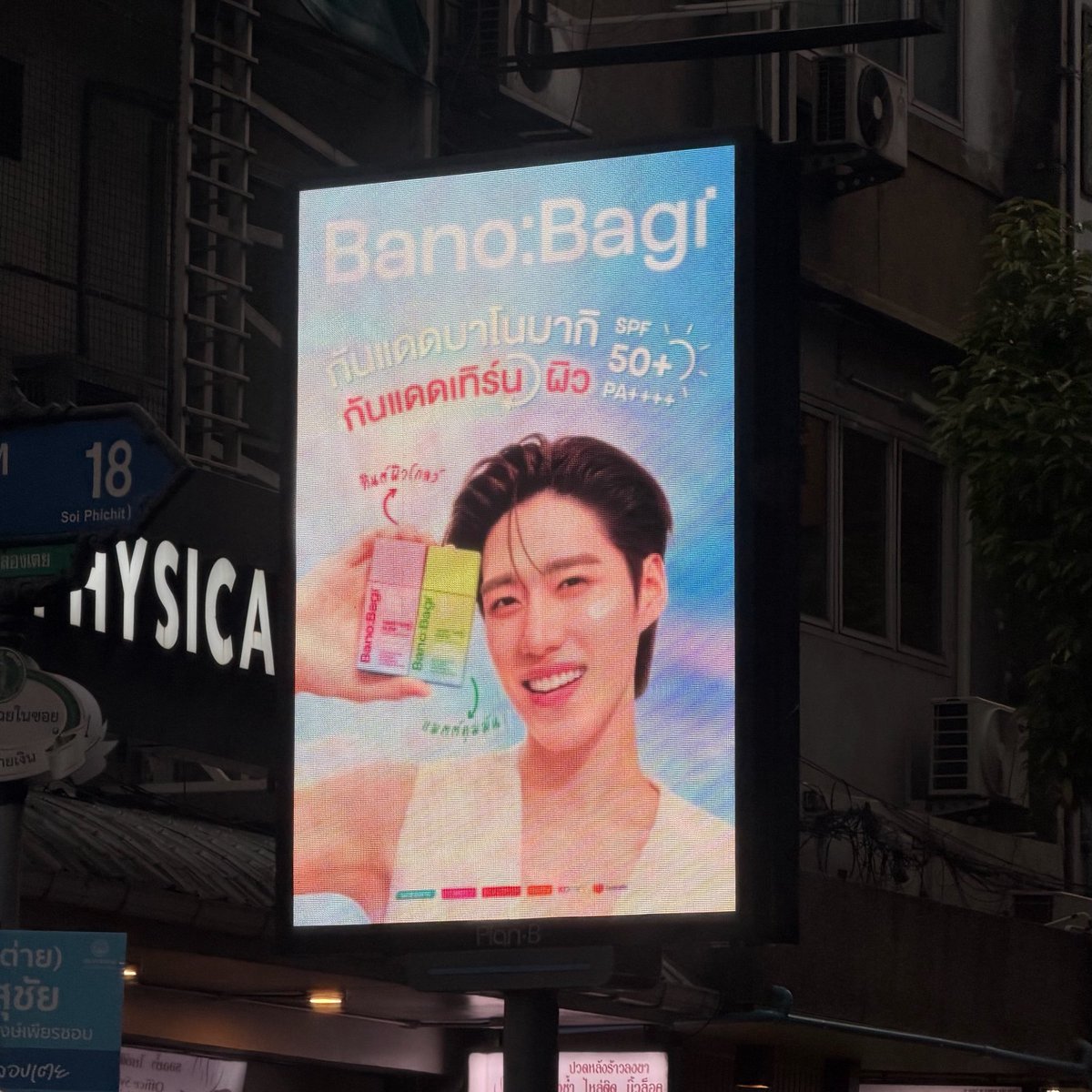 findmybb's tweet photo. พี่บนบกซื้อป้ายเยอะมากจริงนี่เชื่อละ ขับแปปๆ เจอแปปๆ เจออ สดใจมากเยยย 🩷💚

#BanobagixPPKRIT #ppkritt https://t.co/8u9DNm15Dj