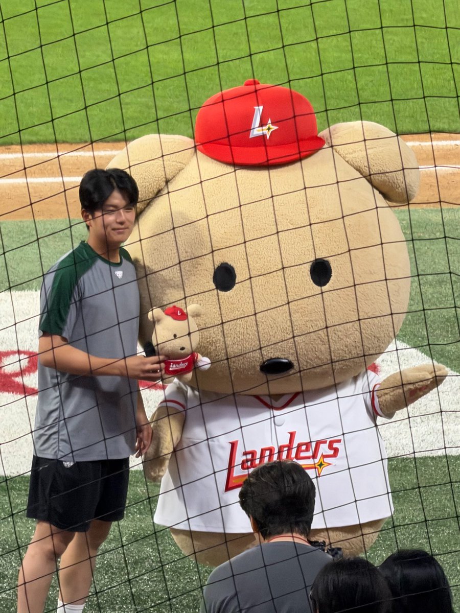 mylanders2's tweet photo. 그리구 형우도 깜자랑 사진 찍엇음 ~.~ https://t.co/ZokeL1fkcK