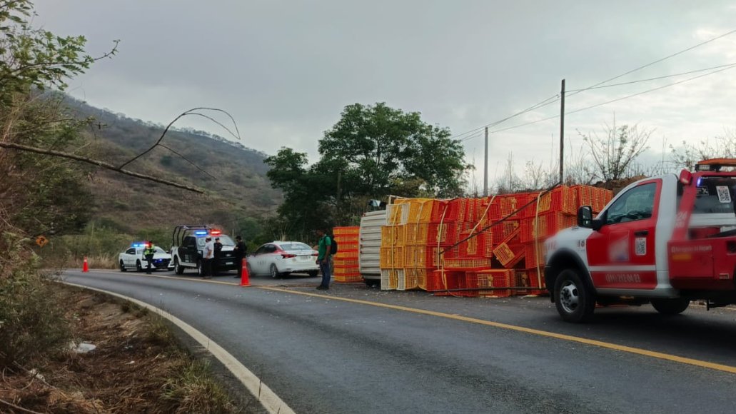 GN_Carreteras's tweet photo. #TomePrecauciones en #Nayarit se registra cierre parcial de circulación por #AccidenteVial cerca del km 040+200, de la carretera Tepic-Puerto Vallarta, a inmediaciones del Mpio. Compostela, con dir. a Puerto Vallarta. Atienda indicación vial. https://t.co/VvKB22PeKD