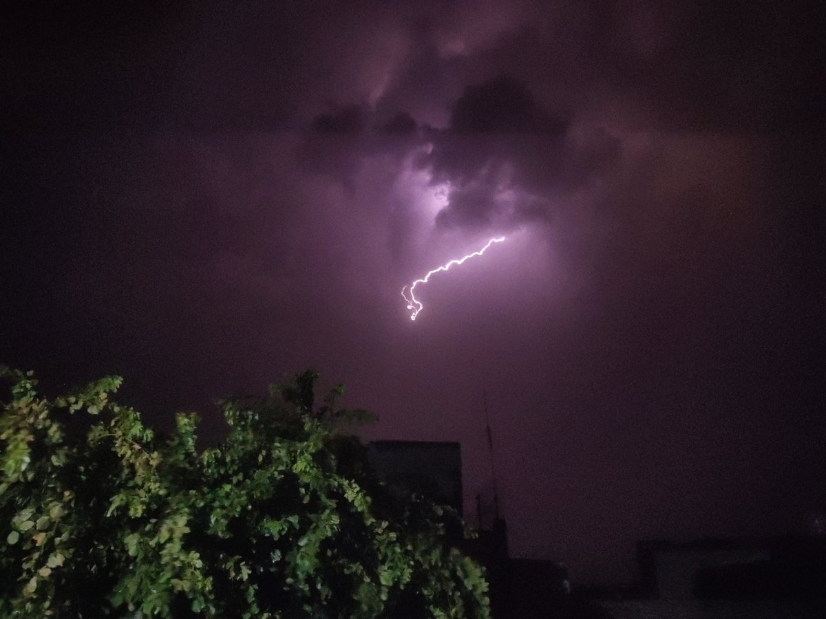 NotsoVellaYASH's tweet photo. Lightingaholic ⚡ https://t.co/s4DMIvnoo9