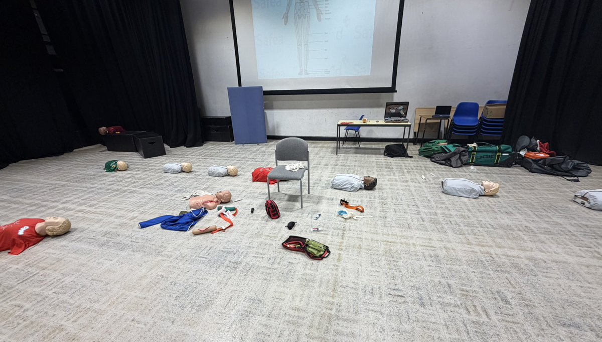 safeaidservices's tweet photo. The end of a great first aid training session for @DofE students @SPetersAcademy amazing students and fantastic that the school provides this training to empower the students with such crucial life skills. All trained on cpr and @TheDanielBaird1  kit plus much more. https://t.co/ng96GahaCs